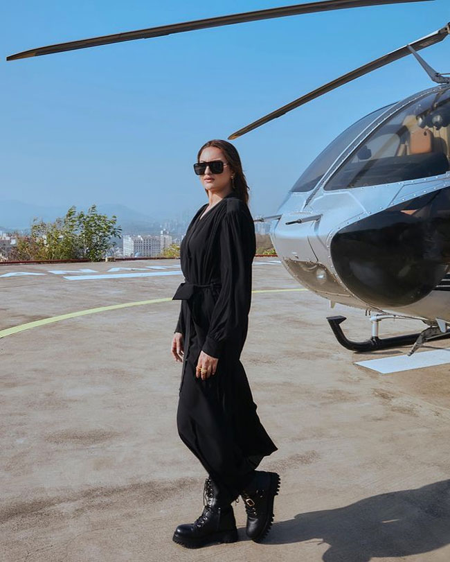 Staggering Poses Of Sonakshi Sinha In Black